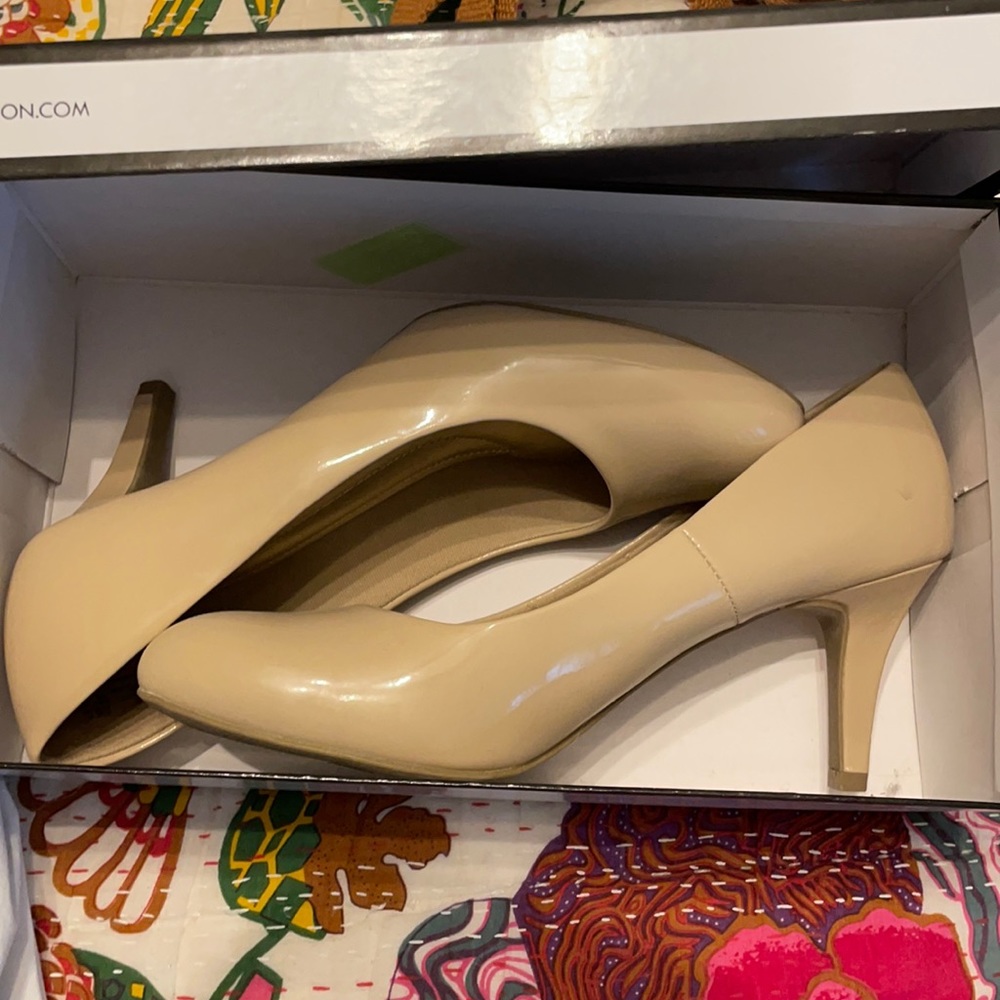 Worn once. Size 8 comfort plus predictions heels